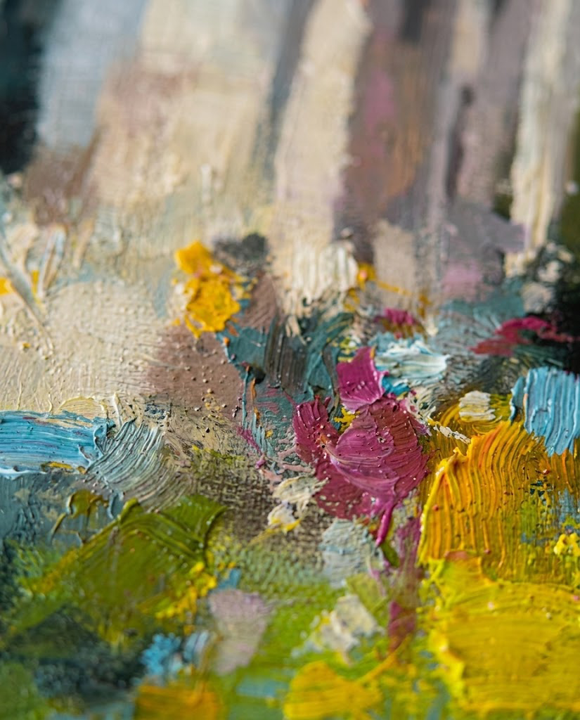 Primer plano macro de la textura de pintura al óleo de la obra "El silencio antes del color". Se aprecian pinceladas densas (empaste) con colores vibrantes como amarillo limón, rosa fucsia, verde musgo y azul, revelando la técnica táctil y expresionista del artista sobre el lienzo.