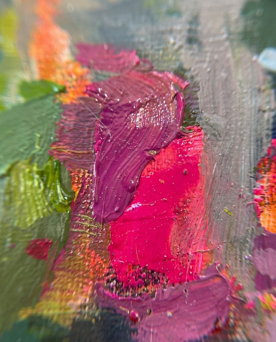 Imagen en detalle de la pintura al óleo "Entre Ruinas" de Carlos Milanés, realizada con pinceladas abstractas en rosa, naranja y verde vibrante.