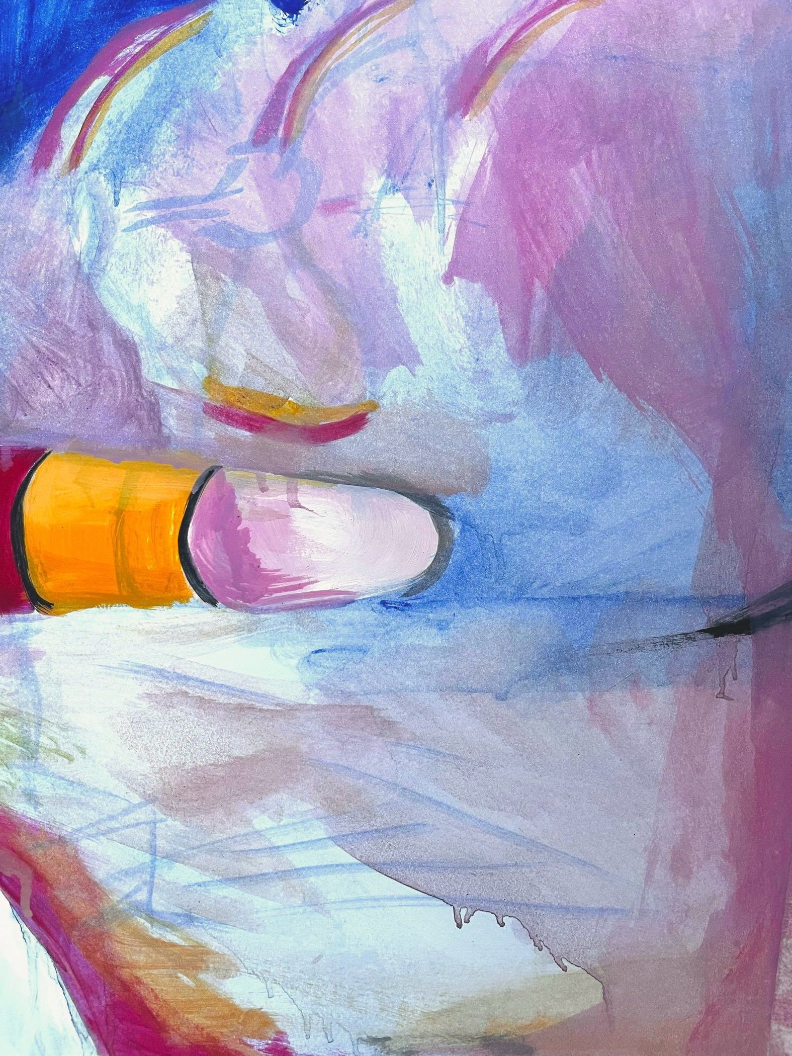 Primer plano de la textura del óleo y los trazos de barra grasa rosa y azul sobre el papel artístico.