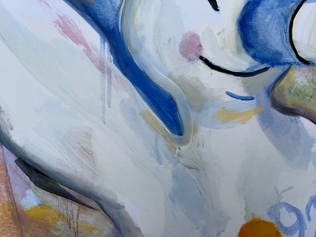 Detalle de la textura del óleo y los trazos de barra grasa rosa y azul sobre el papel artístico.