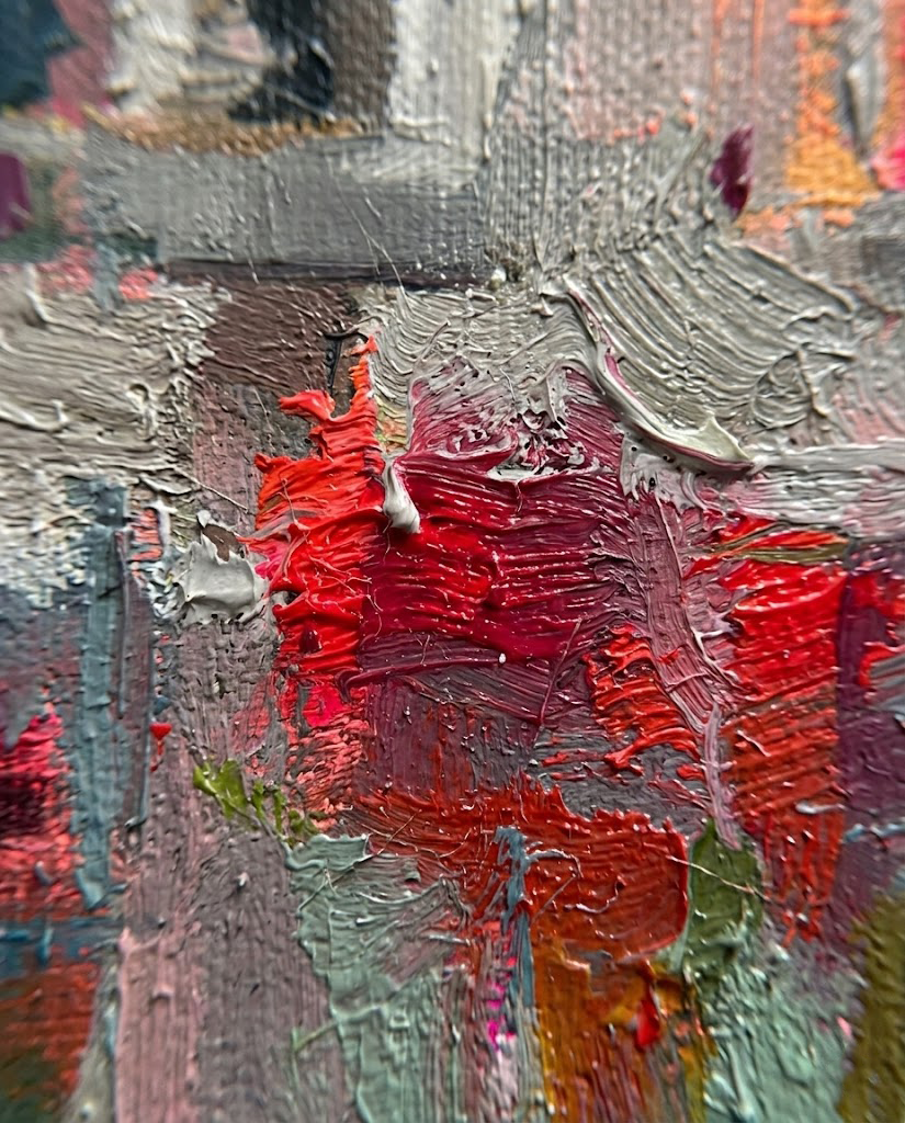 Primer plano macro de la textura de óleo sobre lienzo de la obra "Jardines de la Memoria". Muestra la densa aplicación de pintura (empaste) con pinceladas expresivas y gruesas en rosa fucsia vibrante, verde musgo y azul, revelando la técnica táctil del artista.