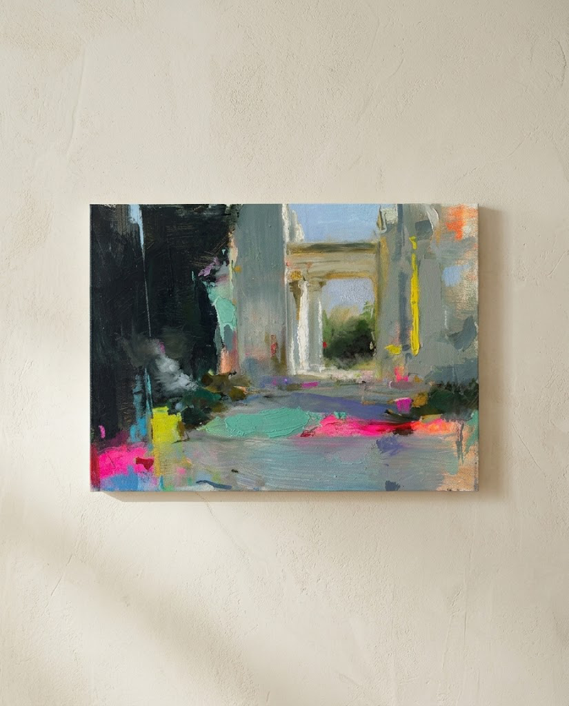 Pintura abstracta titulada "Lo que permanece" con pinceladas expresivas en tonos grises, negro y azul, destacados por toques vibrantes de rosa neón y amarillo. Obra de arte contemporáneo con texturas visibles y una estructura arquitectónica sugerida al fondo.