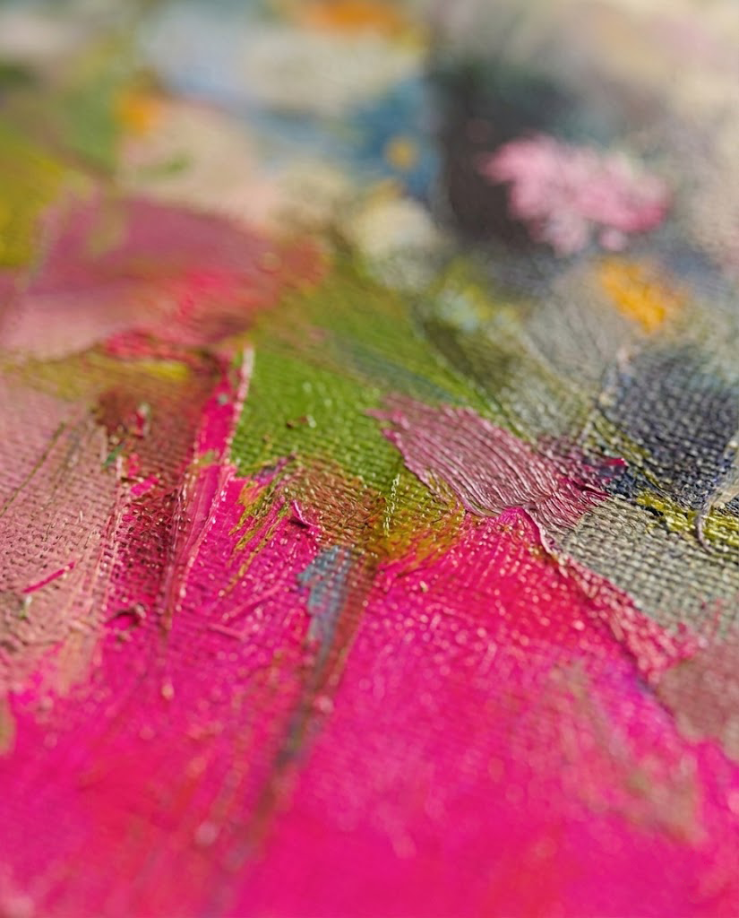Primer plano macro de la textura de la pintura "No hay mapa", mostrando las densas capas de óleo y la textura del lienzo. Se aprecian pinceladas expresivas y gruesas en rosa fucsia brillante, verde musgo y azul, revelando la técnica del artista.