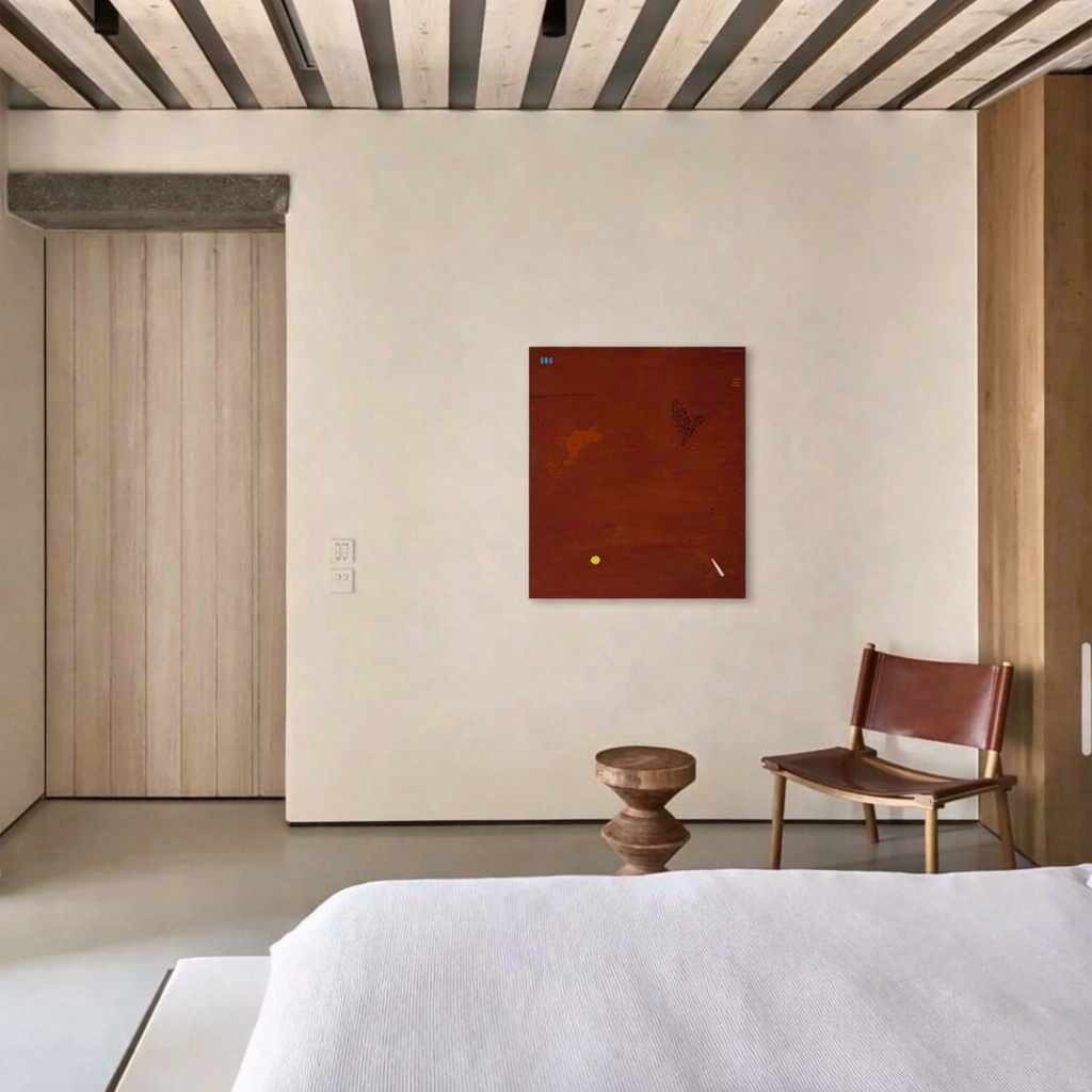 Obra "TERRACOTA" de Irene Crespo expuesta en un dormitorio de diseño minimalista con techos de madera y tonos neutros, resaltando como pieza focal.