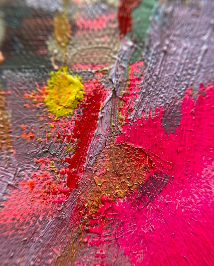 Primer plano detallado de la obra abstracta "Raíces del Sueño", mostrando la rica textura del empaste al óleo sobre una base de madera. Se aprecian pinceladas gruesas en rosa fucsia vibrante, rojo y amarillo neón, destacando la calidad táctil de esta pieza de arte contemporáneo original disponible en nuestra tienda.