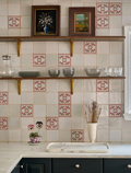 Composición de cocina decorada con azulejos Ayacucho polícromos sobre fondo blanco roto.