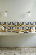Detalle de la superficie del Azulejo Huerto, resaltando el brillo del esmalte artesanal y los pigmentos azul cobalto y amarillo aplicados a mano.