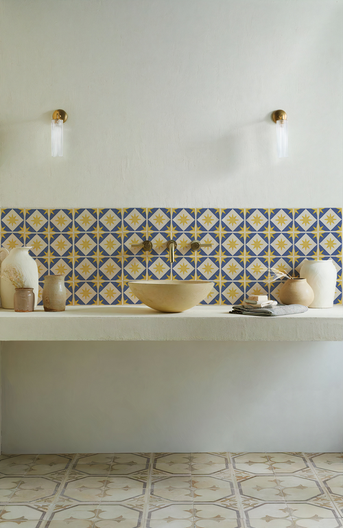 Detalle de la superficie del Azulejo Huerto, resaltando el brillo del esmalte artesanal y los pigmentos azul cobalto y amarillo aplicados a mano.