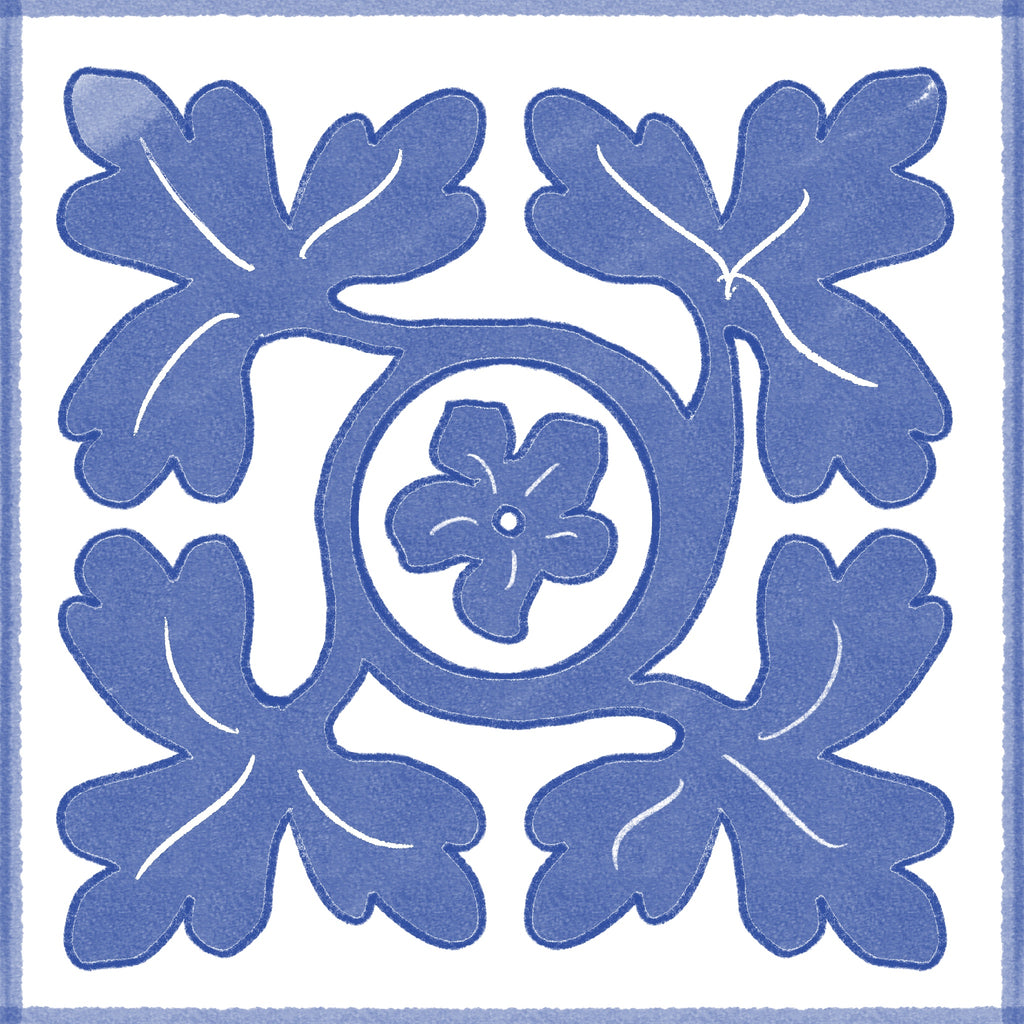 Azulejo Trébol medieval con diseño de inspiración gótica en azul cobalto, pintado a mano.