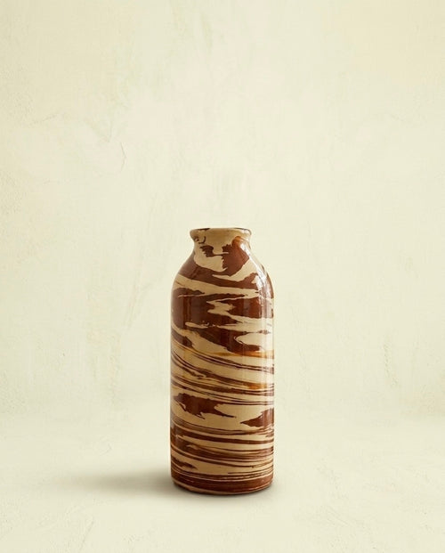 Vista frontal de la botella de cerámica esmaltada TerraLith con diseño marmolado artesanal en tonos marrón y beige, exclusiva de Sezme Decor.