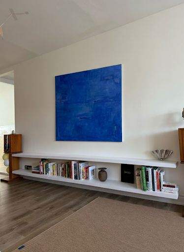 Pintura abstracta azul de 121x111 cm "BONDI", una obra de autor única con textura matérica que aporta profundidad y serenidad a salones modernos y espacios contemporáneos.