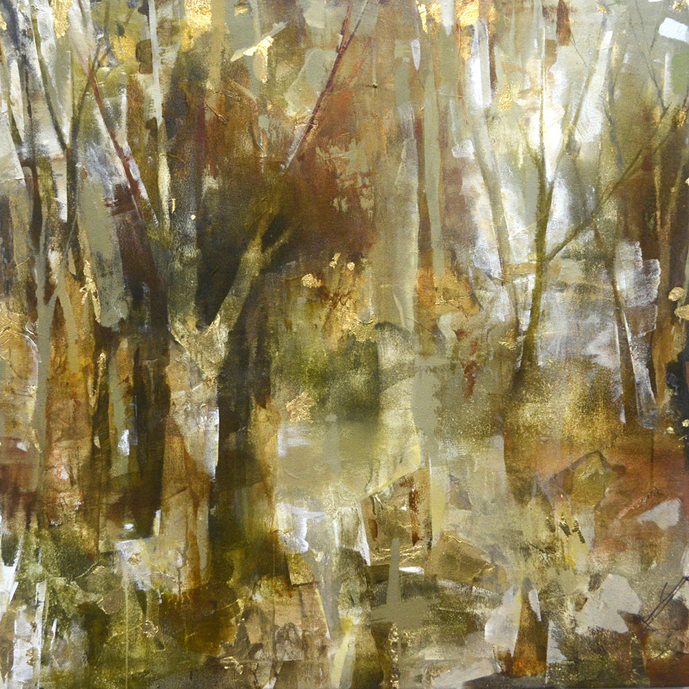 Pintura abstracta cuadrada "Otoño" con trazos verticales en tonos tierra, marrones y destellos dorados sobre lienzo.