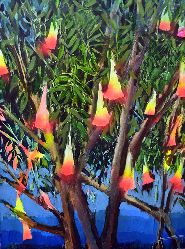 Pintura al acrílico de un árbol de floripondios con flores colgantes rosas y amarillas sobre un fondo azul intenso.