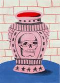Ilustración de un jarrón rosa con una calavera central y estrellas en la base sobre un fondo de ladrillos rojos, obra de Marta Araujo.