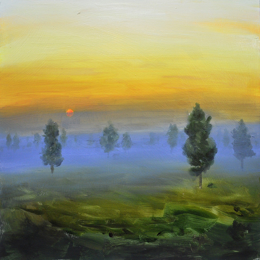 Pintura al óleo impresionista de un amanecer con un sol rojo pequeño, niebla azulada y árboles sobre un campo verde.