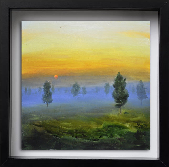 Obra "Amanecer y niebla" presentada con un elegante marco negro tipo caja, destacando la profundidad del paisaje.