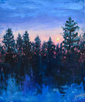 Pintura al óleo vertical que representa un bosque de coníferas en tonos azules y negros bajo un cielo de atardecer rosado.