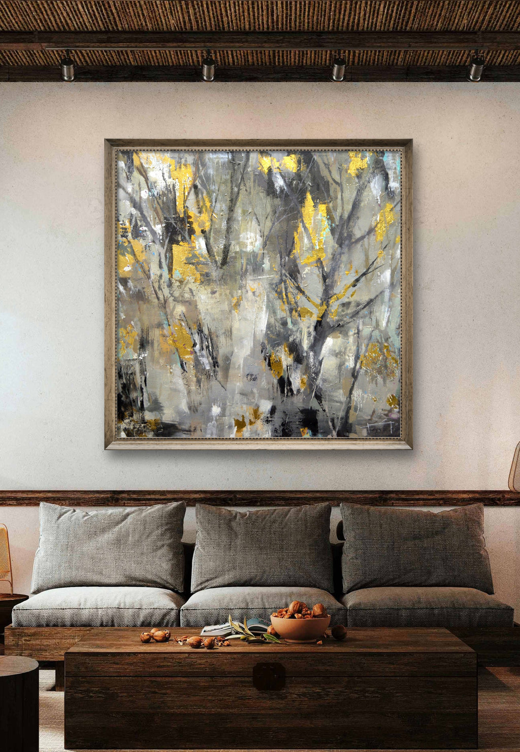Primer plano de los reflejos dorados y la textura del óleo en una pintura de bosque contemporánea.