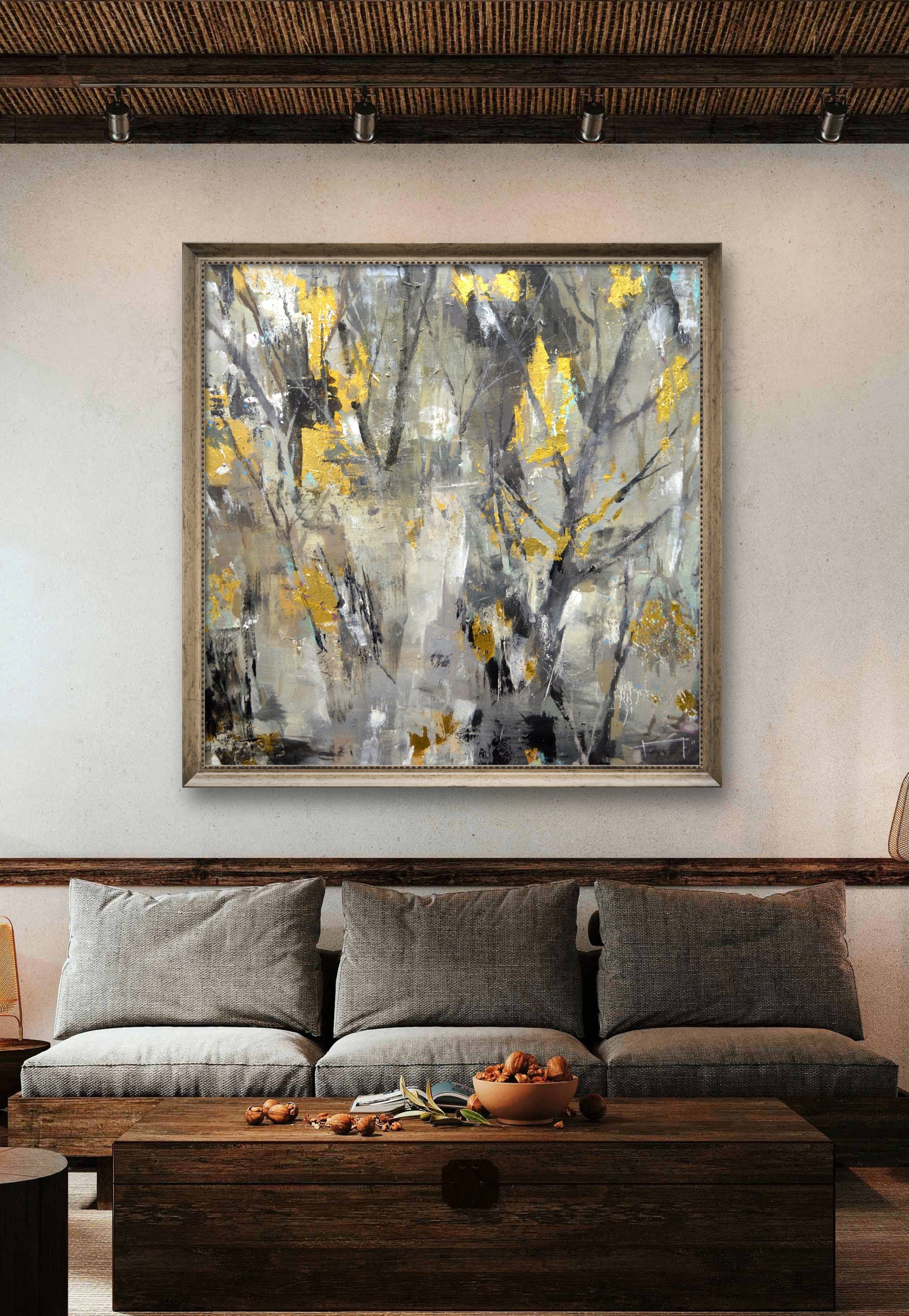 Primer plano de los reflejos dorados y la textura del óleo en una pintura de bosque contemporánea.