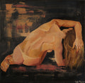 Pintura al óleo de una figura femenina de espaldas en una postura inclinada y dinámica, con un brazo sobre la cabeza, sobre un fondo oscuro con texturas ocres.