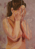 Pintura al óleo de una figura femenina con las manos cubriendo su rostro, con efectos de pintura chorreada sobre un fondo en tonos rosáceos y malvas.