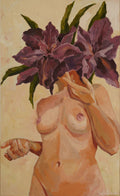 Pintura al óleo original de un torso humano donde la cabeza es reemplazada por flores violetas grandes con hojas verdes, sobre fondo neutro.