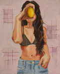 Pintura al óleo original de una mujer sosteniendo un limón frente a su rostro, vestida con jeans y top oscuro, sobre un fondo lavanda con patrones geométricos.
