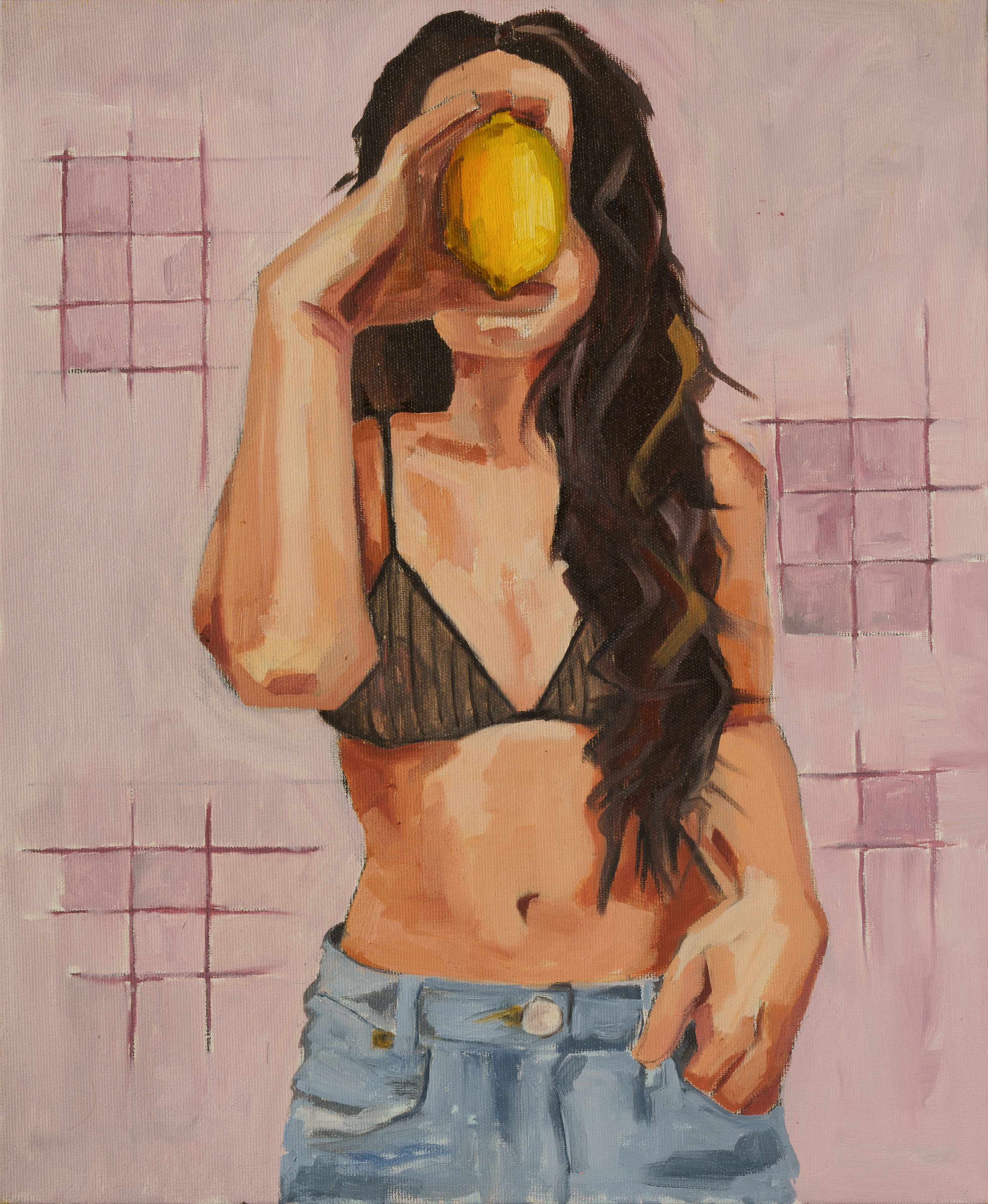Pintura al óleo original de una mujer sosteniendo un limón frente a su rostro, vestida con jeans y top oscuro, sobre un fondo lavanda con patrones geométricos.