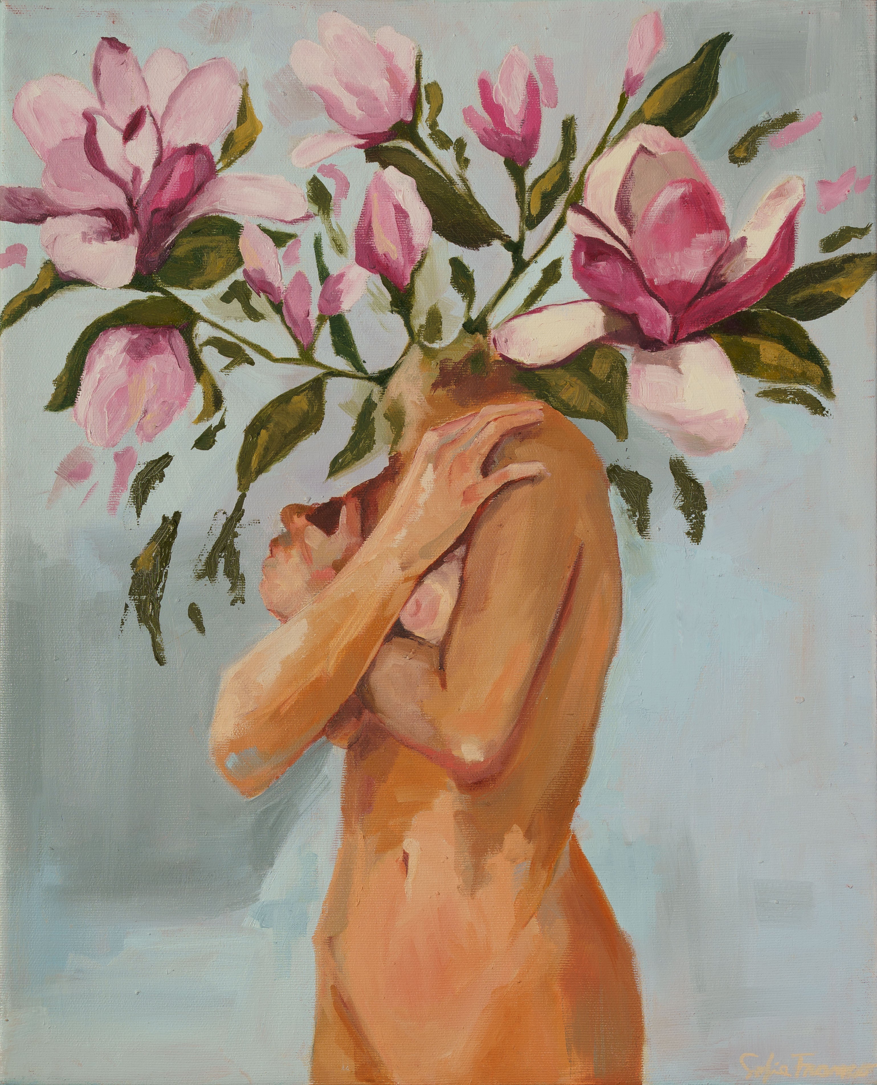 Pintura al óleo que muestra el torso de una mujer abrazándose, cuya cabeza ha sido sustituida por magnolias rosadas en flor sobre un fondo azul claro.