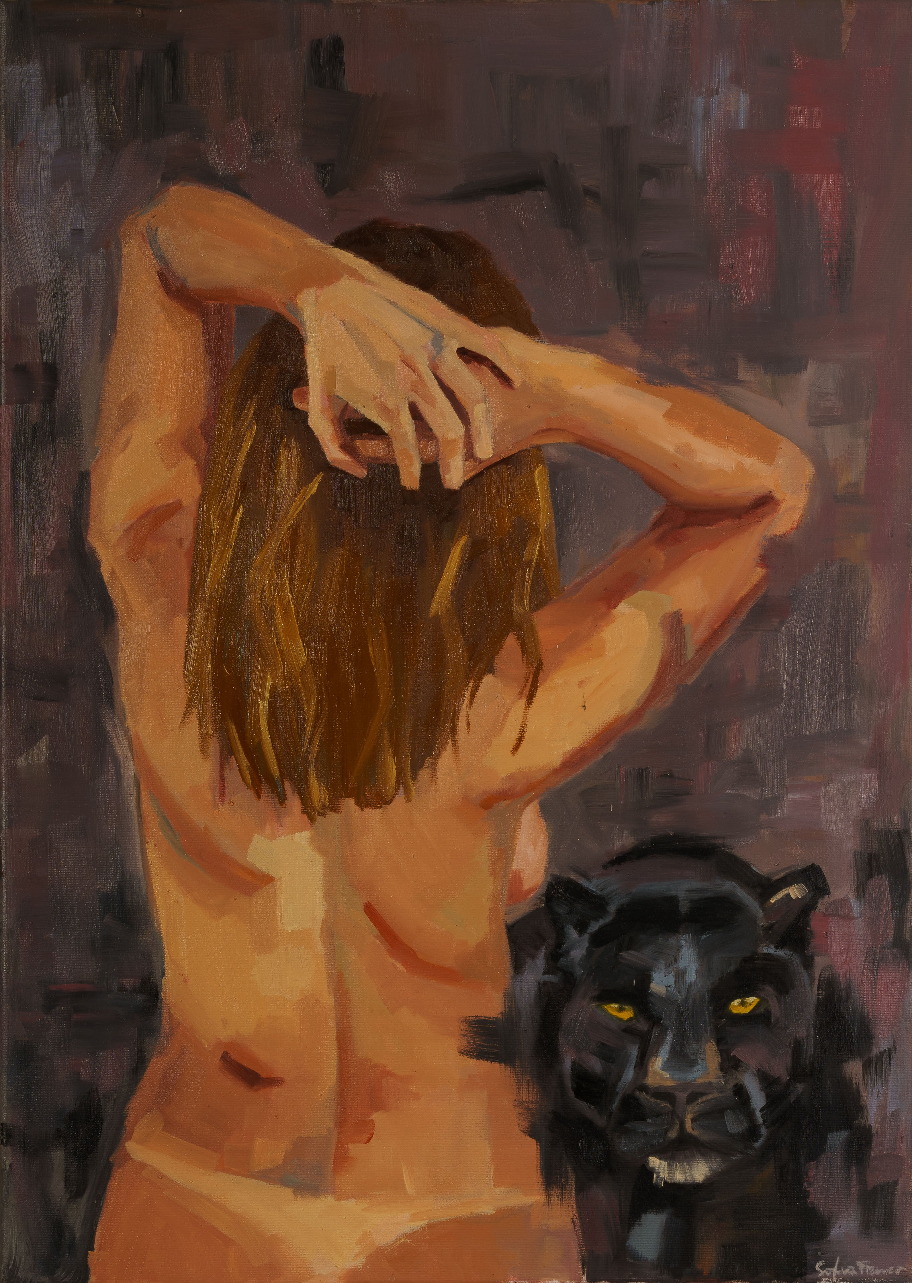 Pintura al óleo de una mujer de espaldas con los brazos sobre la cabeza junto a una pantera negra de ojos amarillos sobre un fondo violeta oscuro.