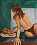Pintura al óleo que muestra a una persona de espaldas inclinada sobre una mesa, cortando una papaya madura sobre un plato rosa, con un fondo verde oscuro.