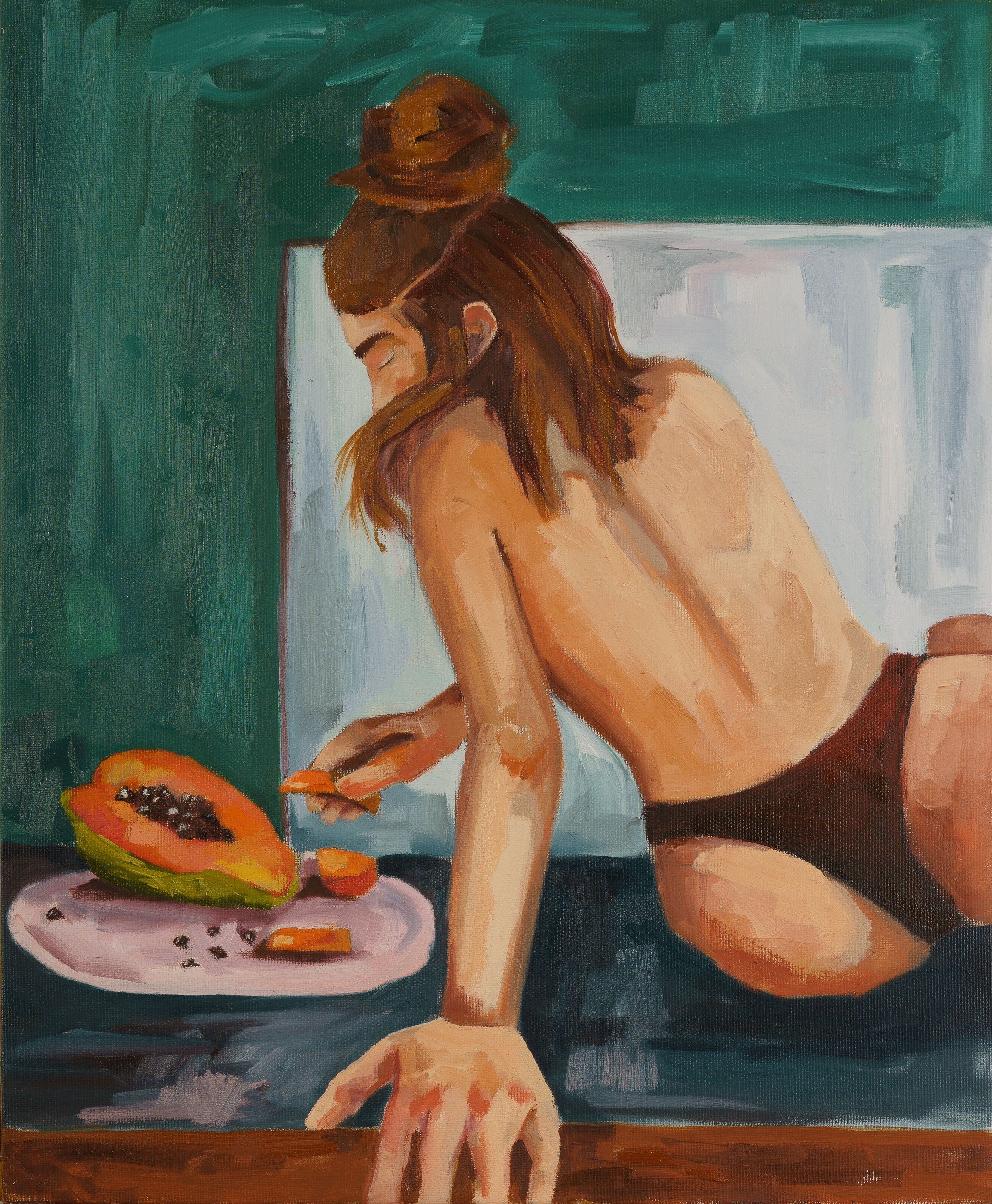 Pintura al óleo que muestra a una persona de espaldas inclinada sobre una mesa, cortando una papaya madura sobre un plato rosa, con un fondo verde oscuro.