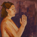 Pintura al óleo de una figura recostada en una postura introspectiva, con manos entrelazadas o cerca del rostro, sobre un fondo oscuro y texturizado.