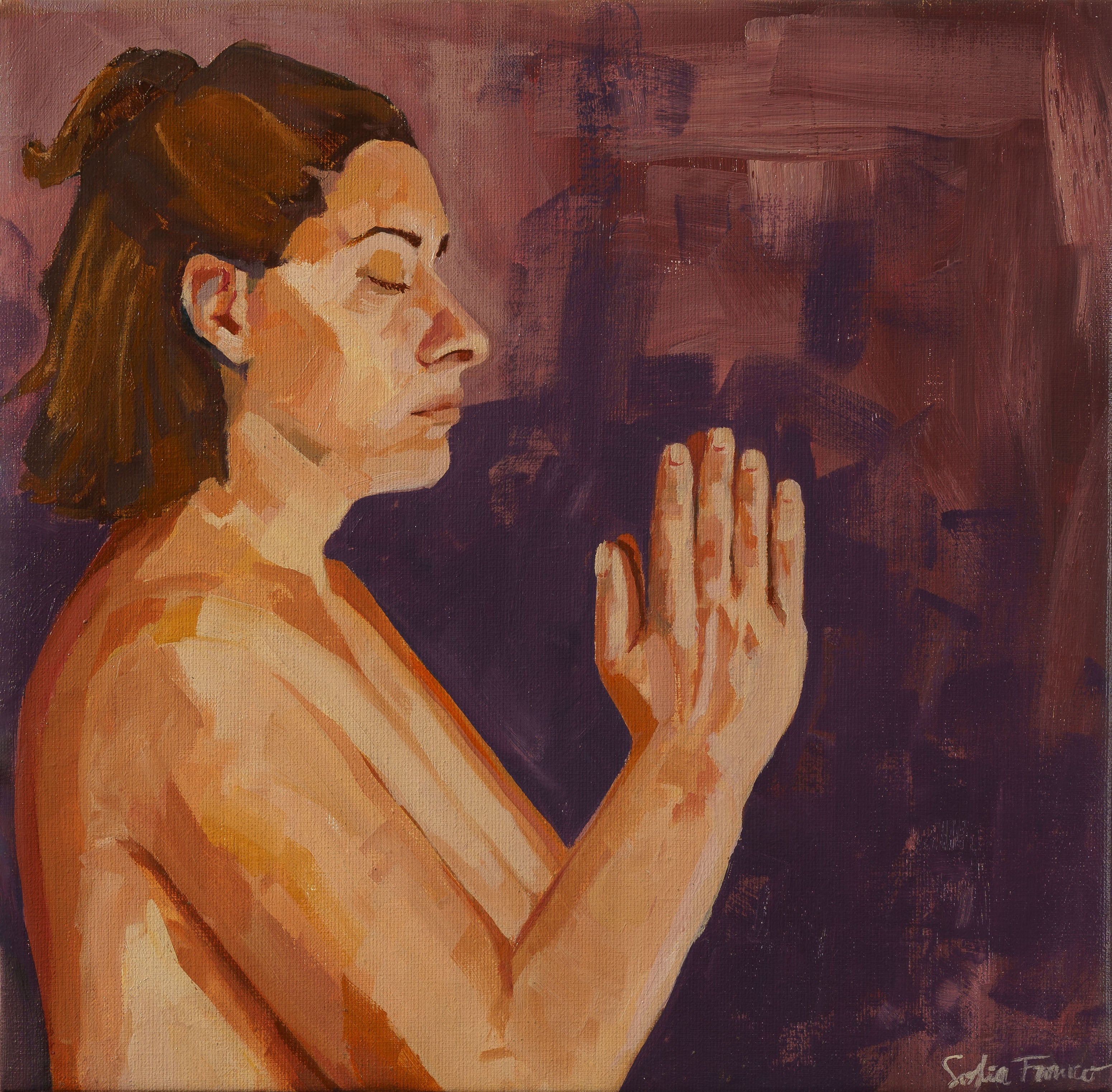 Pintura al óleo de una figura recostada en una postura introspectiva, con manos entrelazadas o cerca del rostro, sobre un fondo oscuro y texturizado.