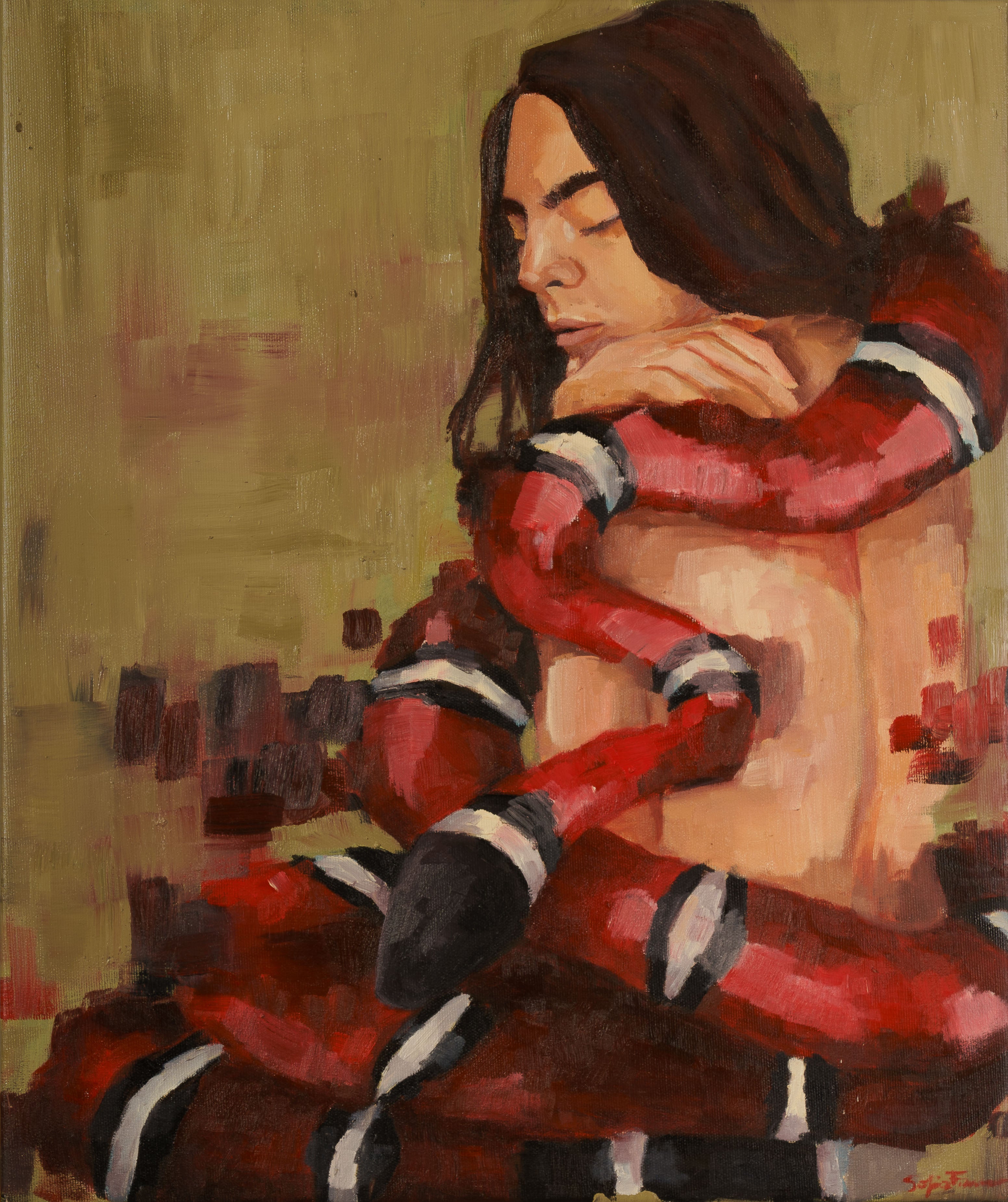Pintura al óleo de una mujer de cabello oscuro con una serpiente coral de anillos rojos, negros y blancos enroscada en sus brazos y hombros, sobre un fondo verde oliva texturizado.