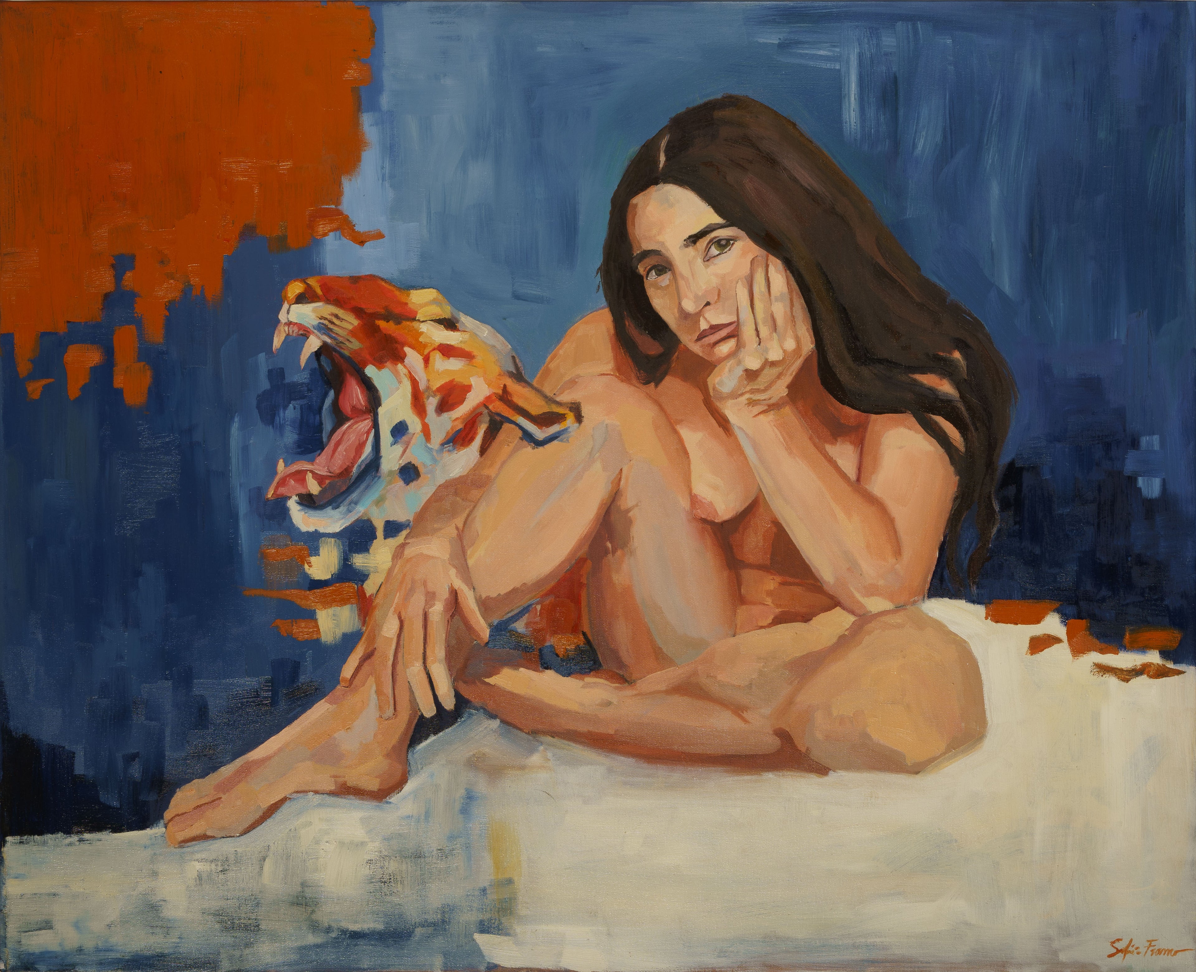 Pintura al óleo de una mujer sentada junto a la cabeza de un tigre rugiendo, sobre un fondo azul con una mancha naranja intensa.
