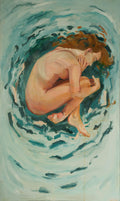 Pintura al óleo de gran formato que muestra a una persona en posición fetal rodeada de agua en movimiento con pinceladas en tonos turquesa y azules.