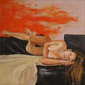 Pintura al óleo de una mujer recostada en una cama con las piernas elevadas, frente a una gran mancha de color naranja brillante y fondo rosa pálido.