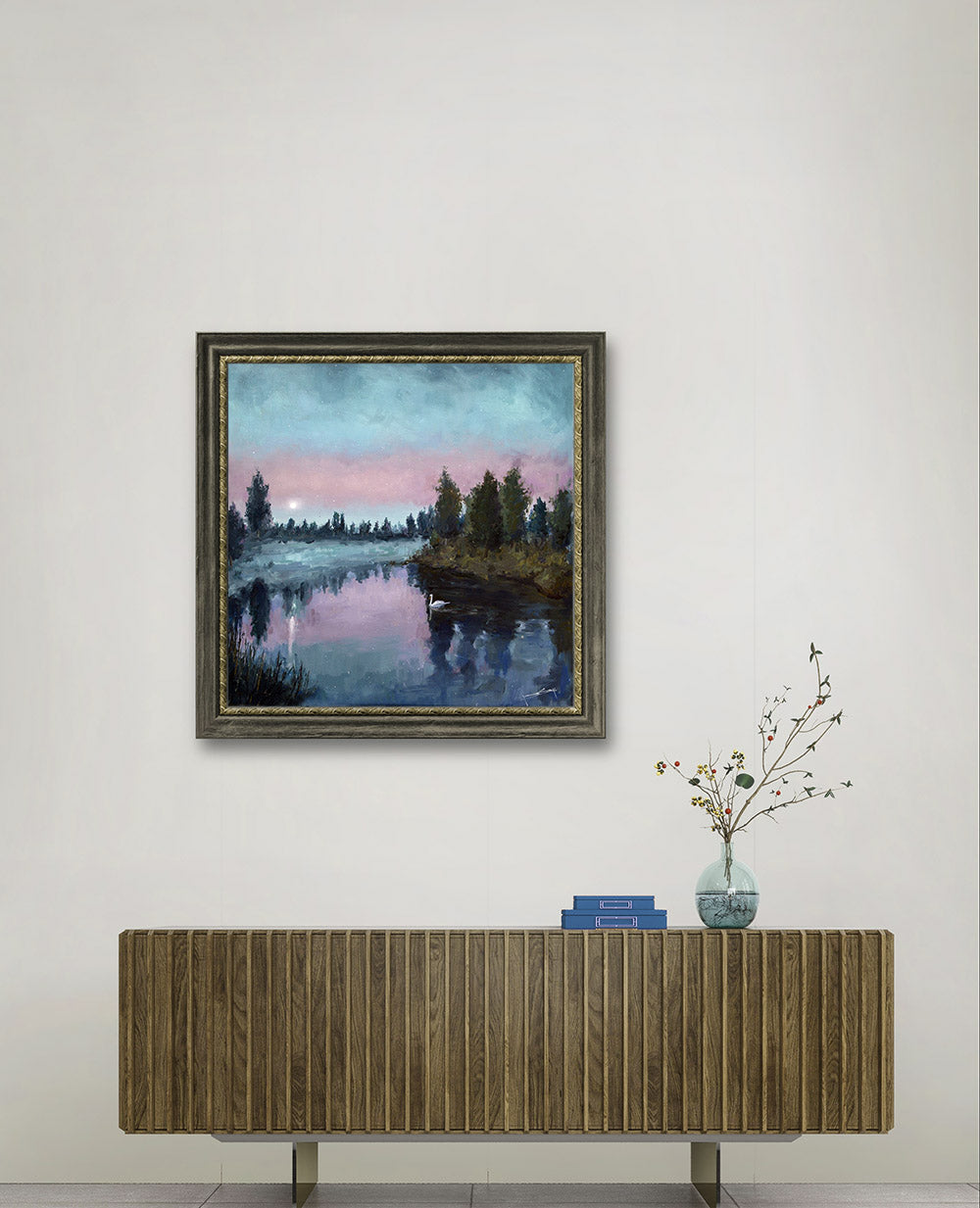 Maqueta decorativa de la obra "Lago turquesa" de 70x70 cm, mostrando el cuadro al óleo sobre un aparador de madera en un salón de diseño nórdico.