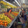 Pintura al óleo cuadrada que representa la fachada del Mercado Central con su cúpula y gente paseando bajo una luz clara.