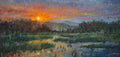 Cuadro al óleo monumental horizontal que muestra un atardecer vibrante con tonos naranjas y rojos sobre un valle verde.