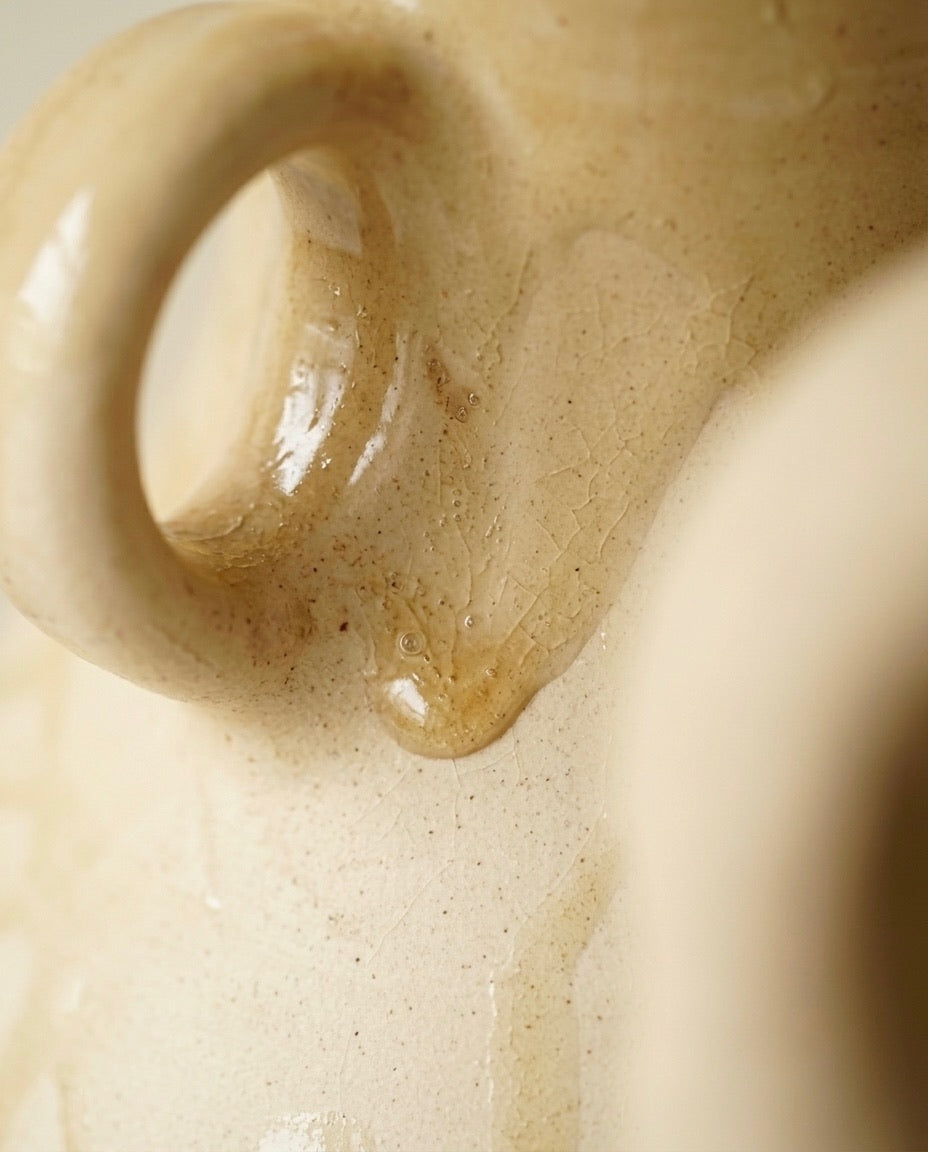 Primer plano de la textura fina y el acabado artesanal de la escultura Calima Clásico 1, resaltando la calidad del trabajo de Cecilia Behrend.