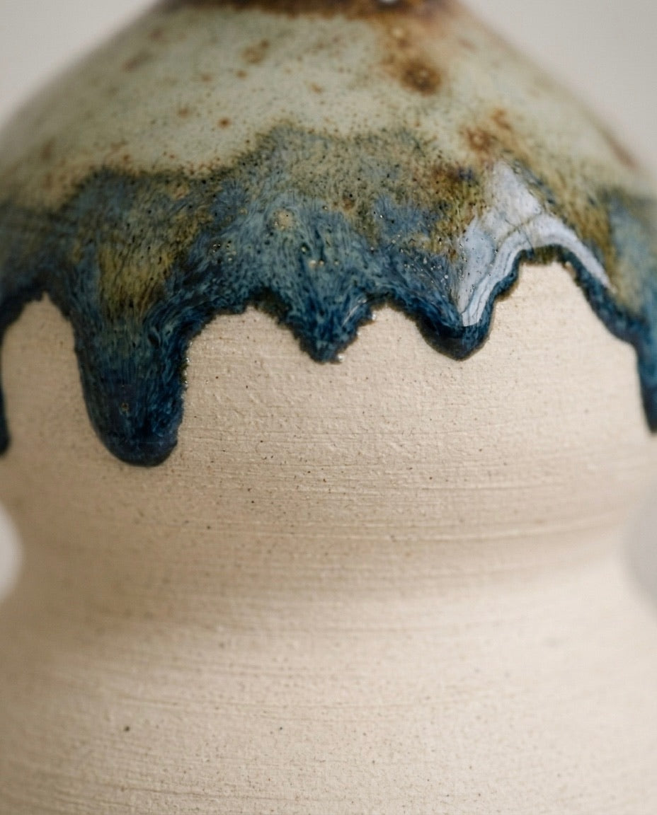 Primer plano macro de la textura y acabado mate suave de la escultura de cerámica Auralia Little 2, resaltando el detalle artesanal de la pieza.