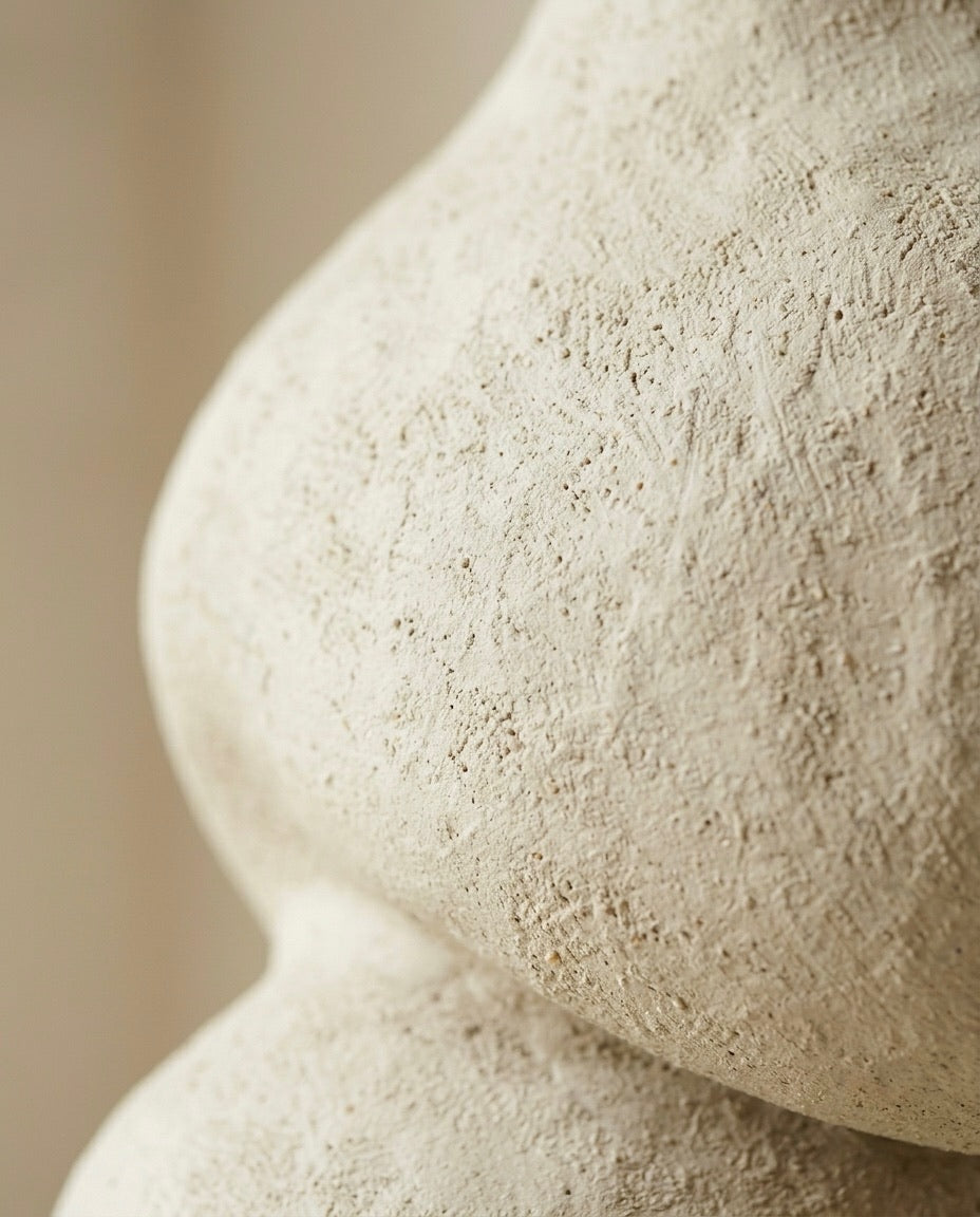 Primer plano de la textura porosa, rugosa y de acabado mate natural de la escultura de cerámica beige Calima Magna 1, destacando su fabricación artesanal.
