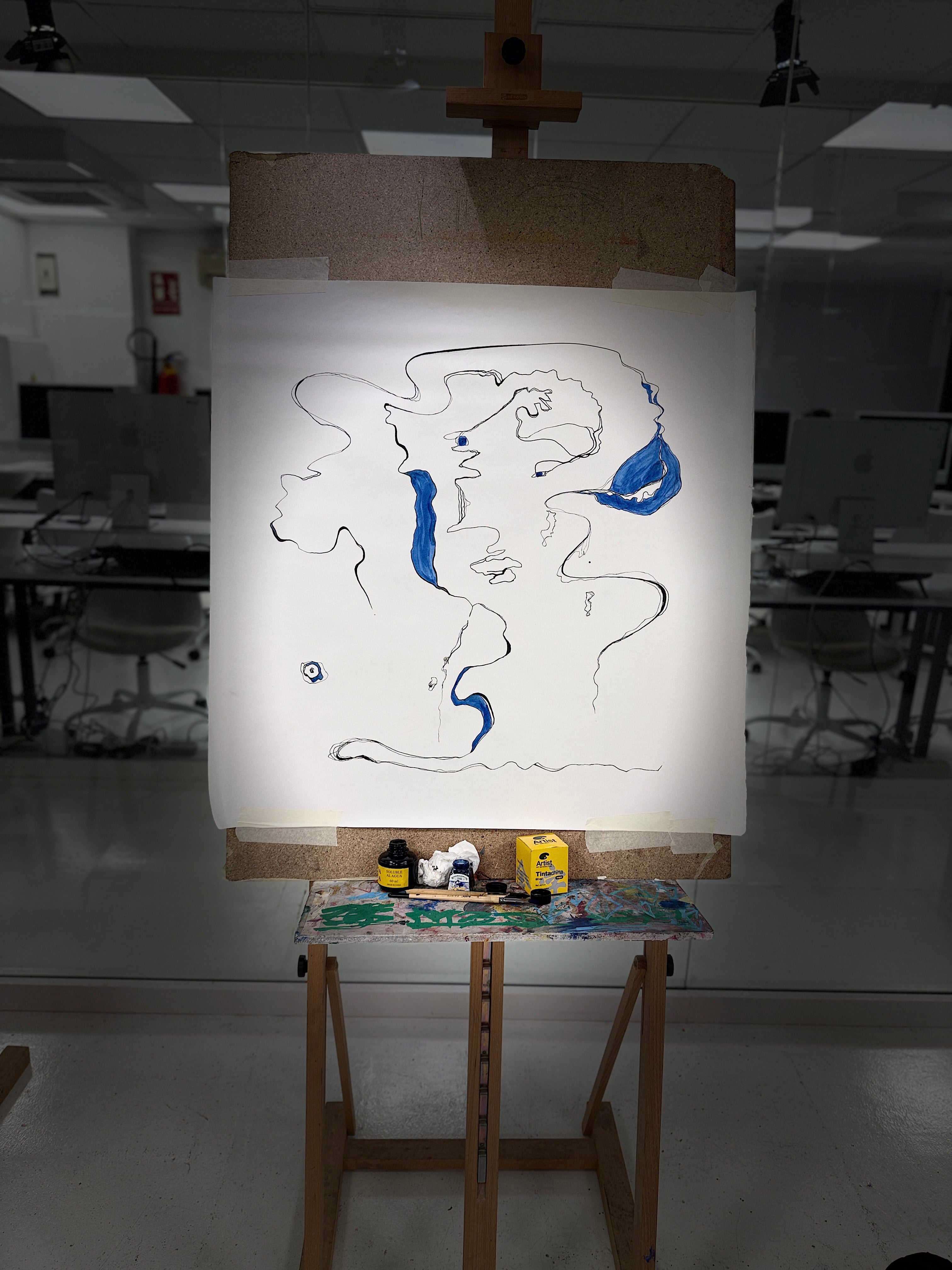 Primer plano de los trazos de tinta china sobre papel de 300 gr, resaltando la textura y el gesto de la artista.