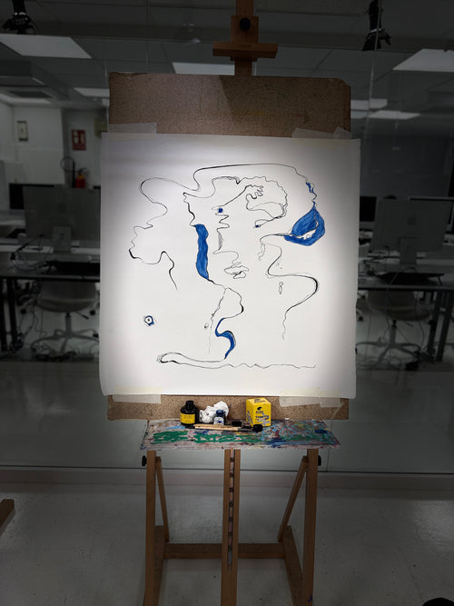 Primer plano de los trazos de tinta china sobre papel de 300 gr, resaltando la textura y el gesto de la artista.