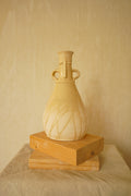 Escultura de cerámica artesanal Calima Andino de 35 cm de altura con silueta vertical y superficie texturizada.