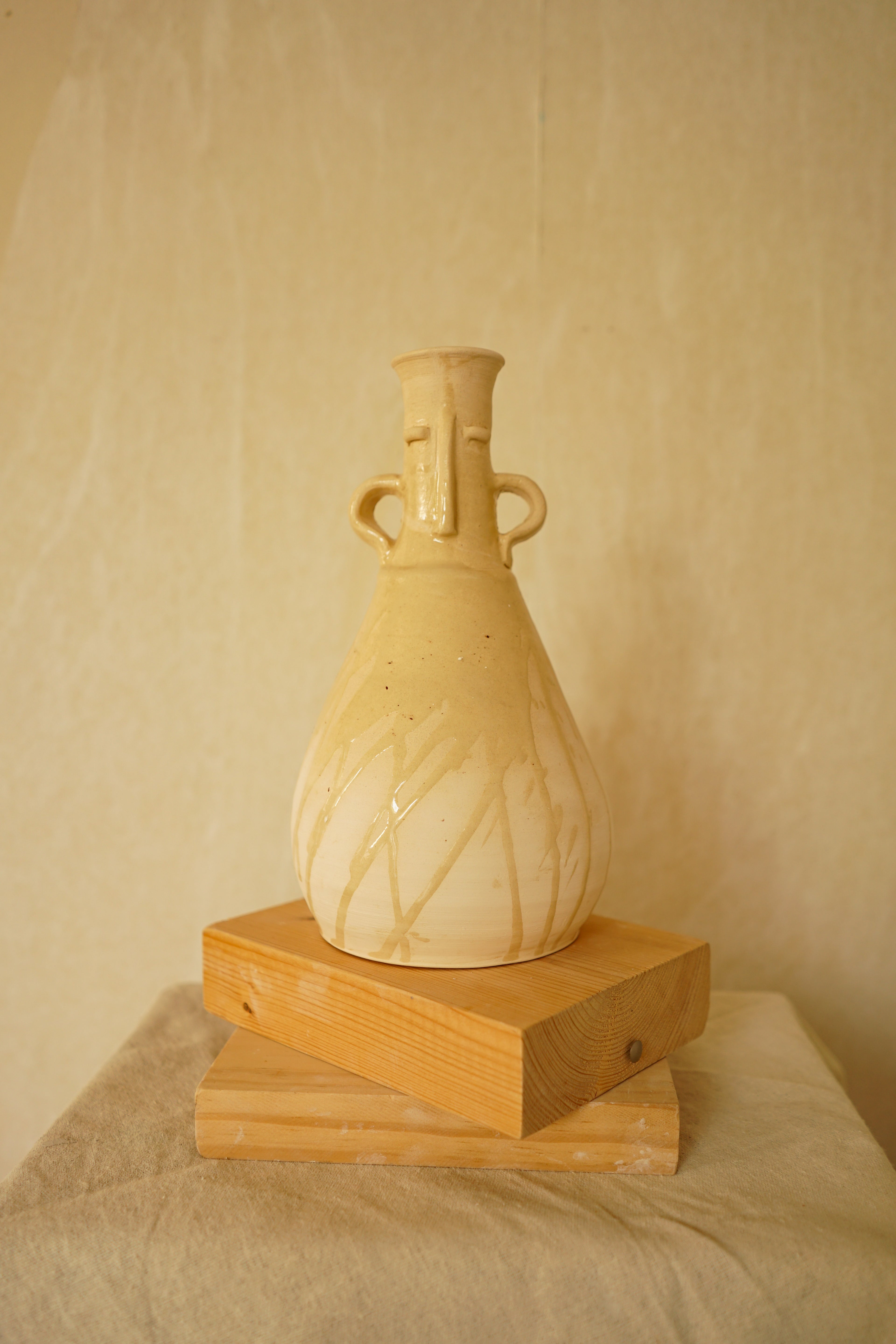 Escultura de cerámica artesanal Calima Andino de 35 cm de altura con silueta vertical y superficie texturizada.
