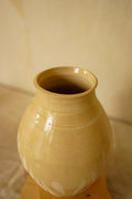 Escultura de cerámica Calima Clásico con forma de ánfora, esmalte blanco superior y base beige natural.
