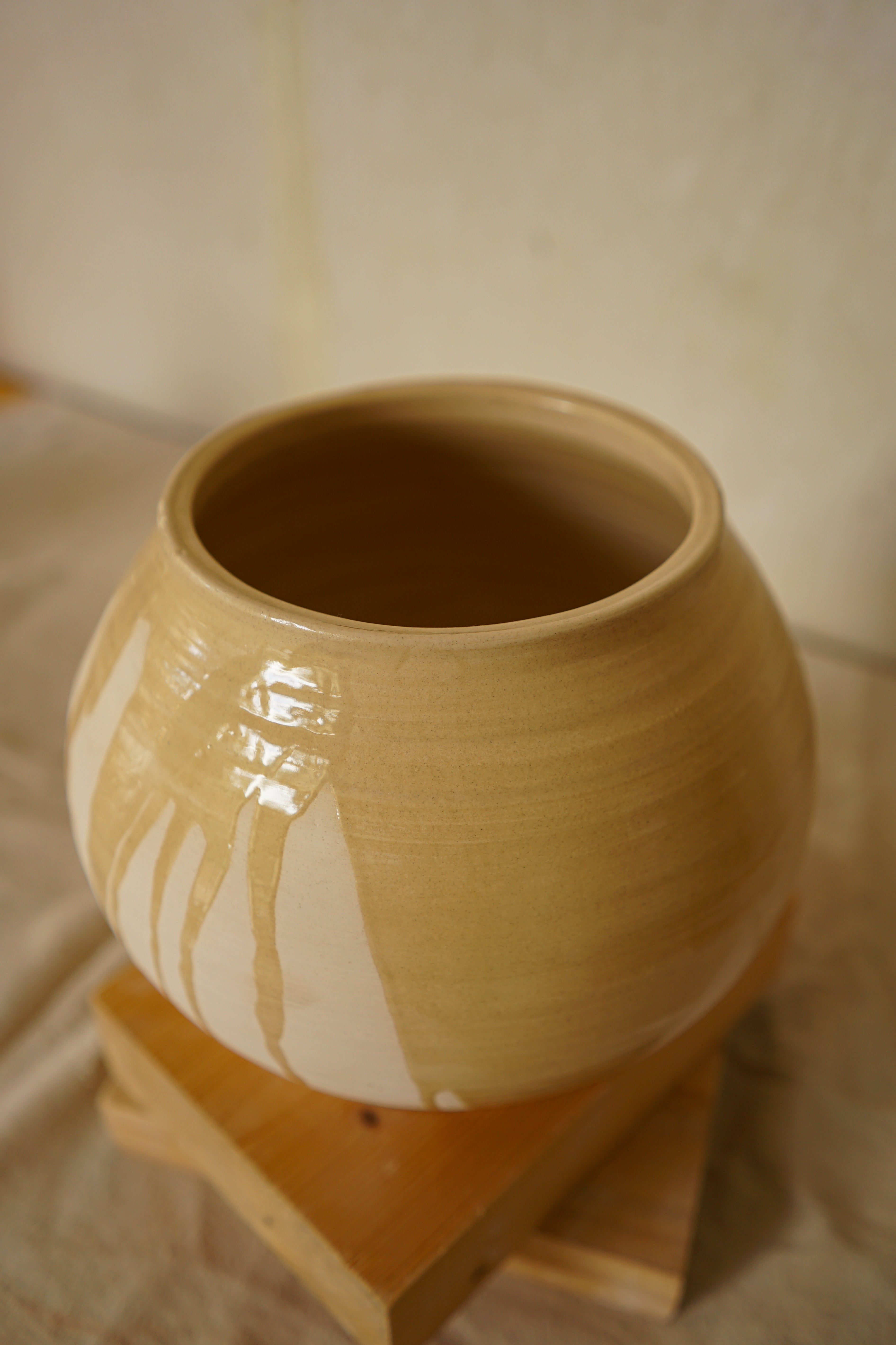 Escultura de cerámica Calima Fuentón de 35 cm con borde liso y esmalte crema que gotea sobre la superficie artesanal